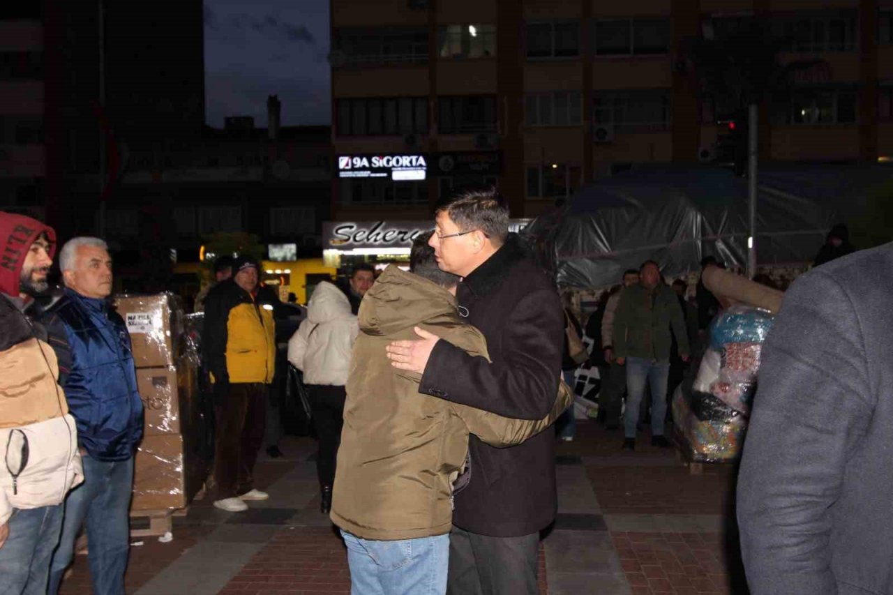 Nazilli’de 5 tır ve 2 kamyon dolusu yardım malzemesi toplandı