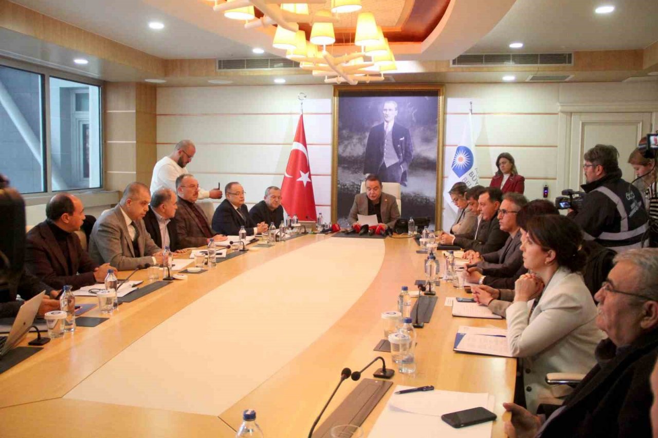 Başkan Böcek’ten depremzedelere konaklama daveti