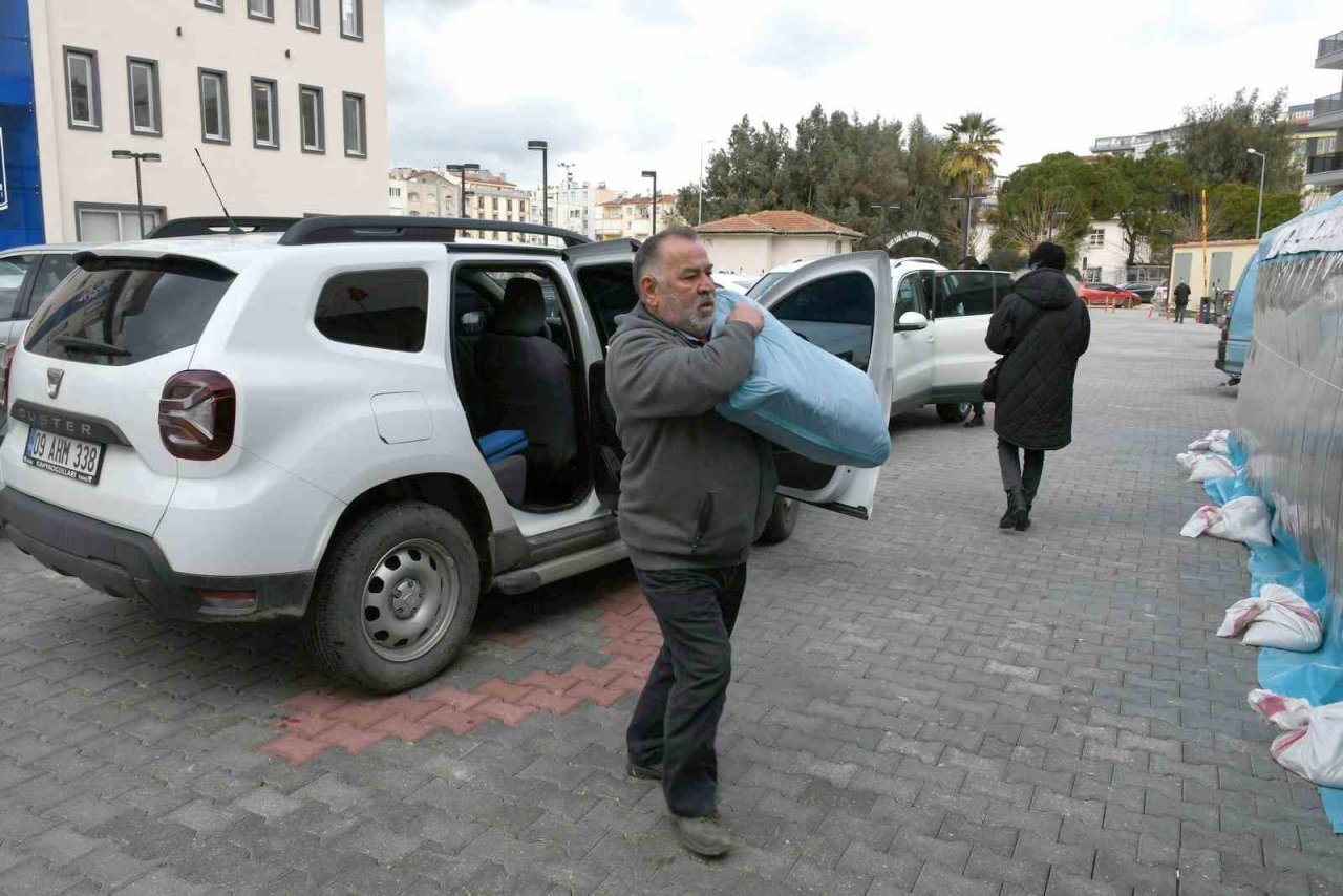 Kuşadası depremzedeler için tek yürek oldu