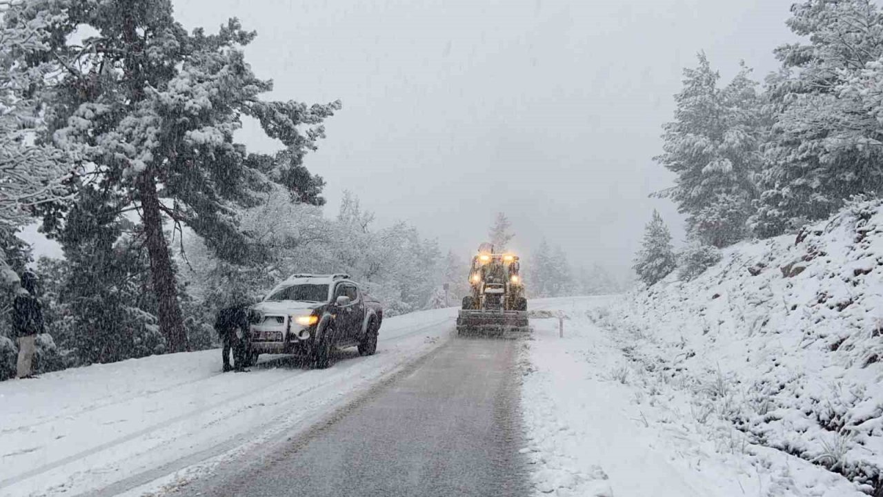 Antalya’nın Akseki ilçesinde 25 mahalle yolu kar sebebiyle kapalı