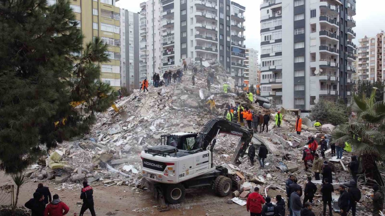 Adana’da 8 kişi için Belur Apartmanı’nda umutlu bekleyiş