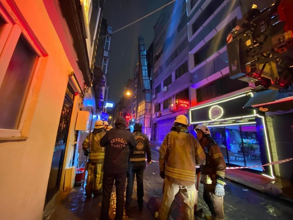 Beyoğlu’nda şiddetli rüzgar nedeniyle çelik saclarla kaplı olan dış cephe yerinden koptu