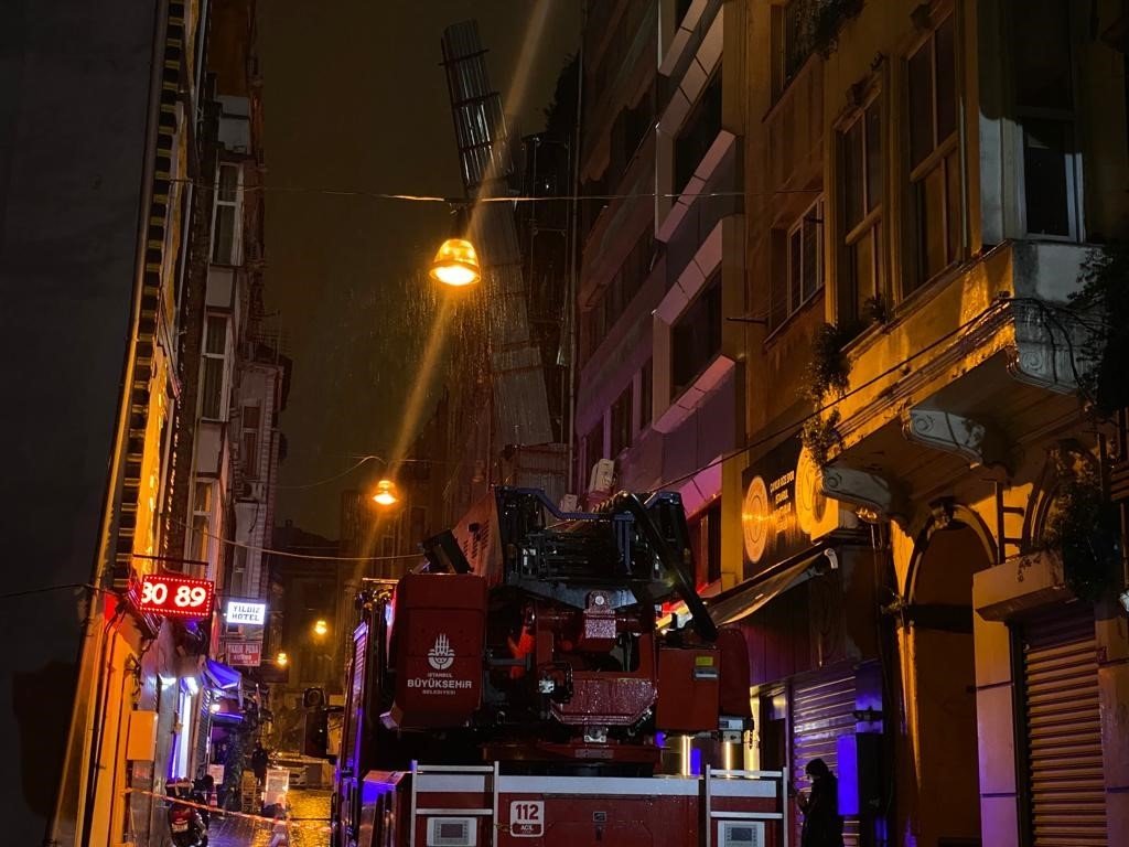 Beyoğlu’nda şiddetli rüzgar nedeniyle çelik saclarla kaplı olan dış cephe yerinden koptu
