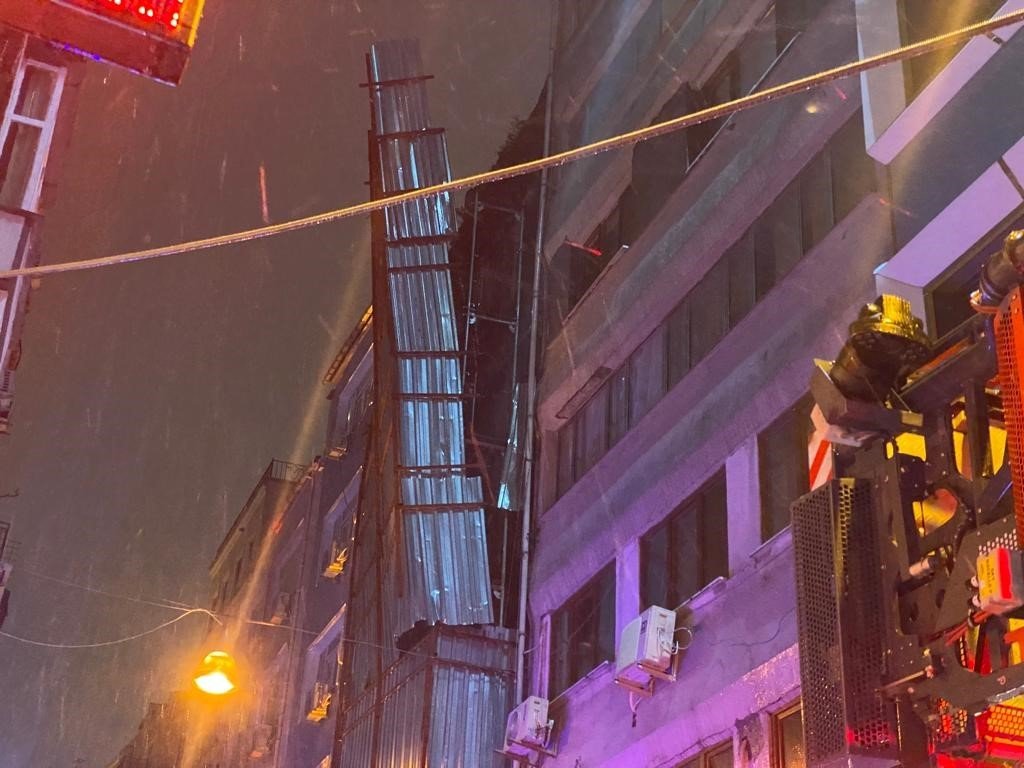 Beyoğlu’nda şiddetli rüzgar nedeniyle çelik saclarla kaplı olan dış cephe yerinden koptu