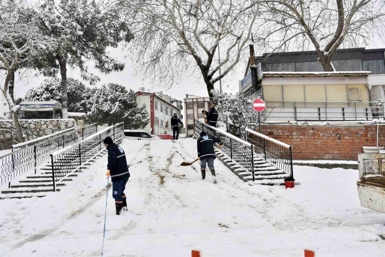 Biga Belediyesi ekipleri küreme ve tuzlama çalışmalarını sürdürüyor