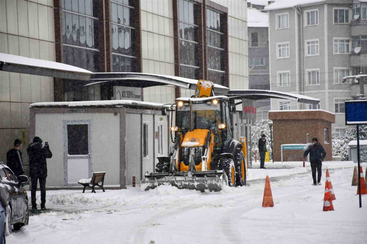 Biga Belediyesi ekipleri küreme ve tuzlama çalışmalarını sürdürüyor