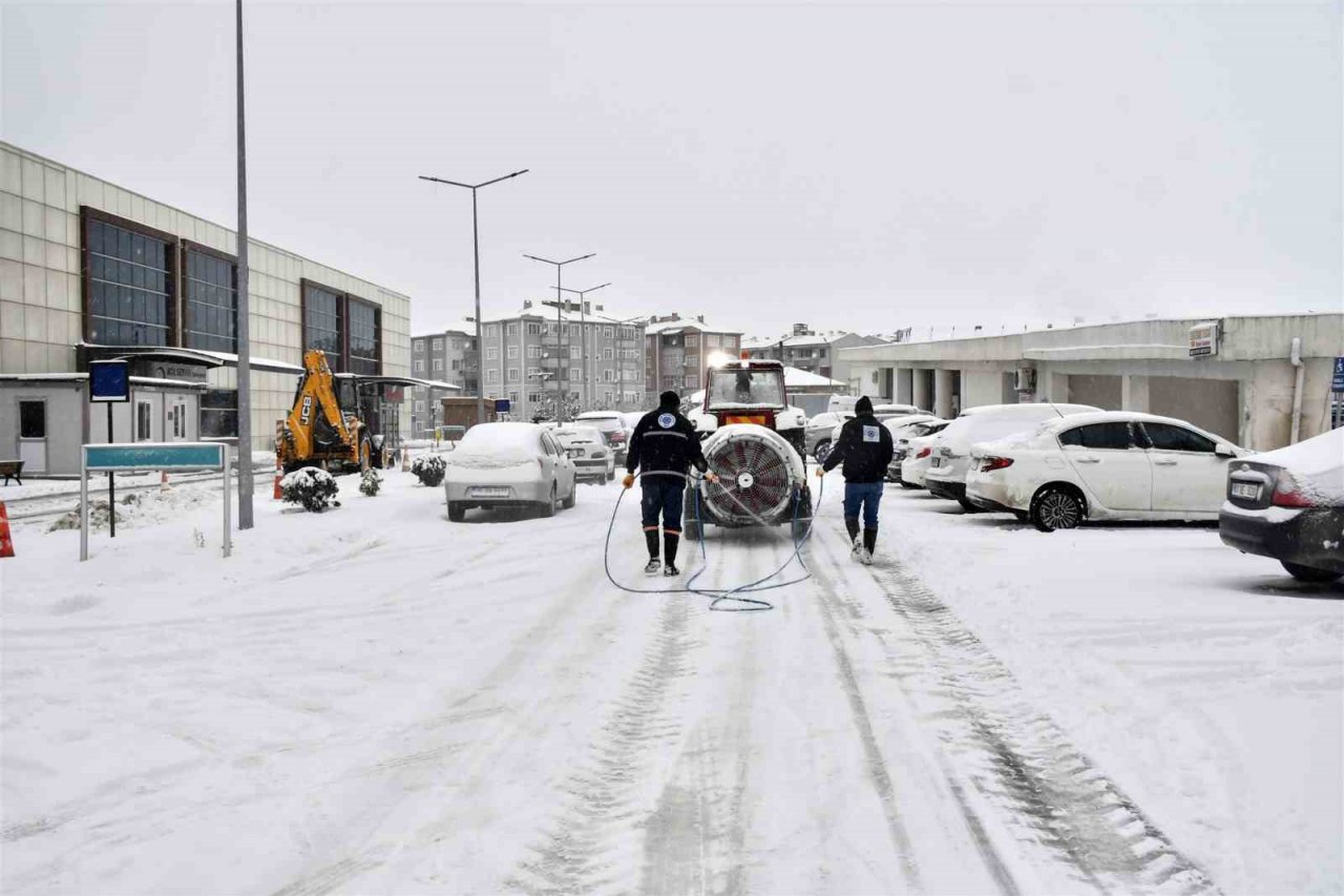 Biga Belediyesi ekipleri küreme ve tuzlama çalışmalarını sürdürüyor
