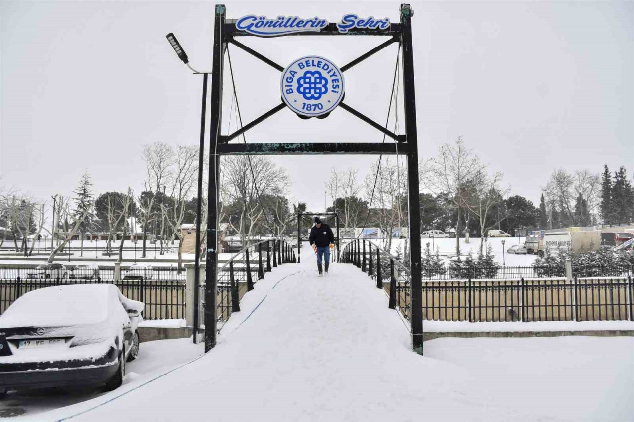 Biga Belediyesi ekipleri küreme ve tuzlama çalışmalarını sürdürüyor