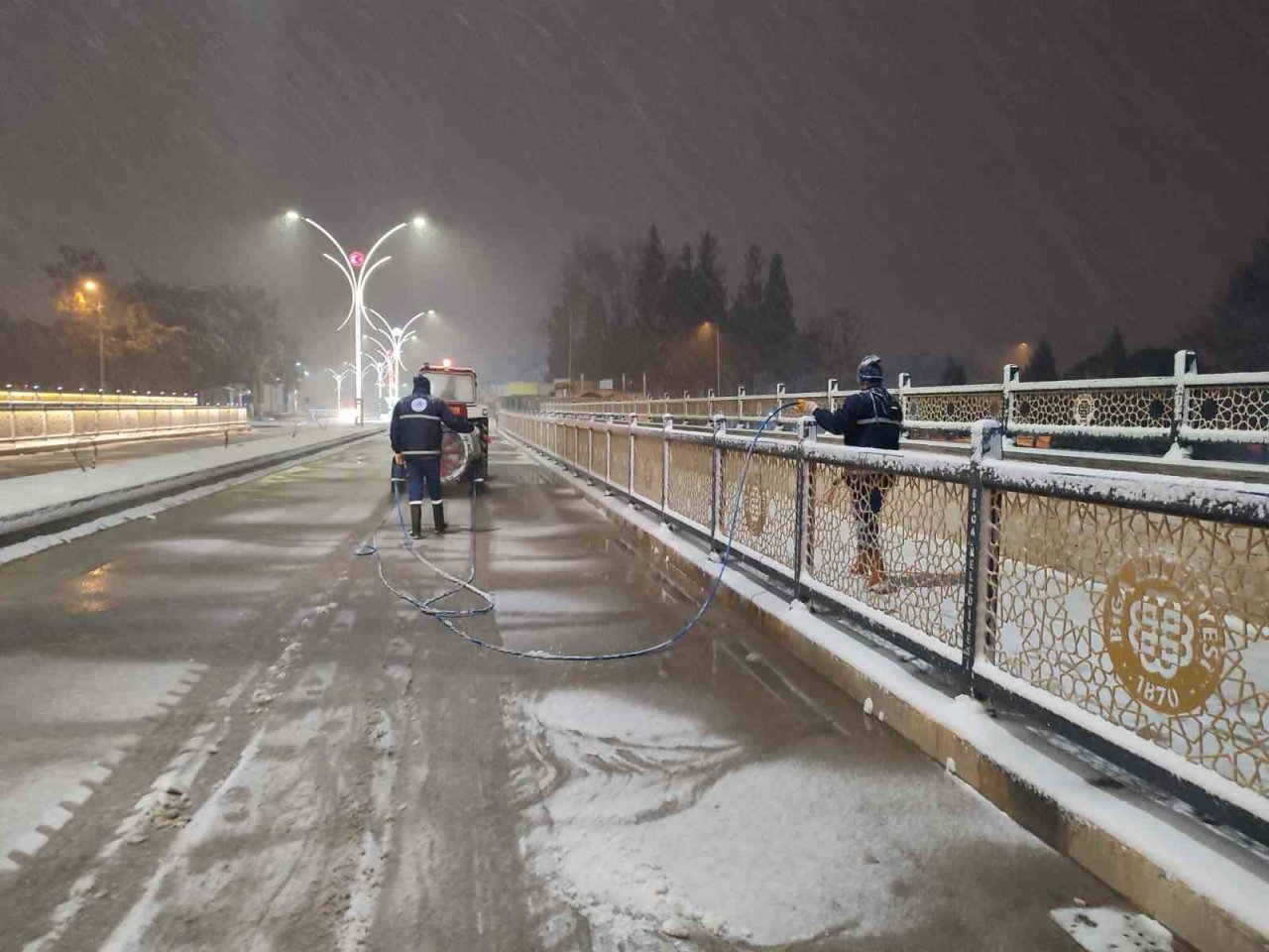 Biga Belediyesi ekipleri küreme ve tuzlama çalışmalarını sürdürüyor