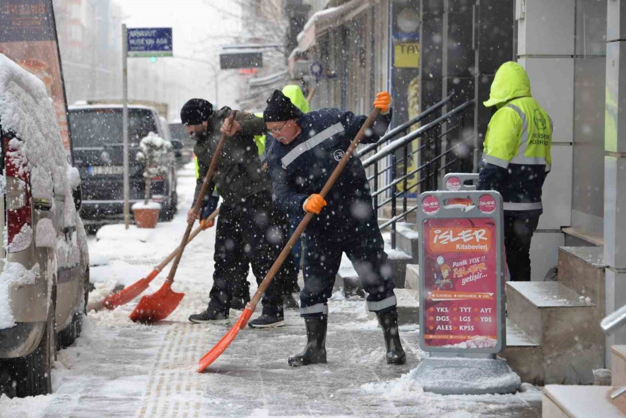 Bozüyük’te kar temizleme çalışmaları devam ediyor