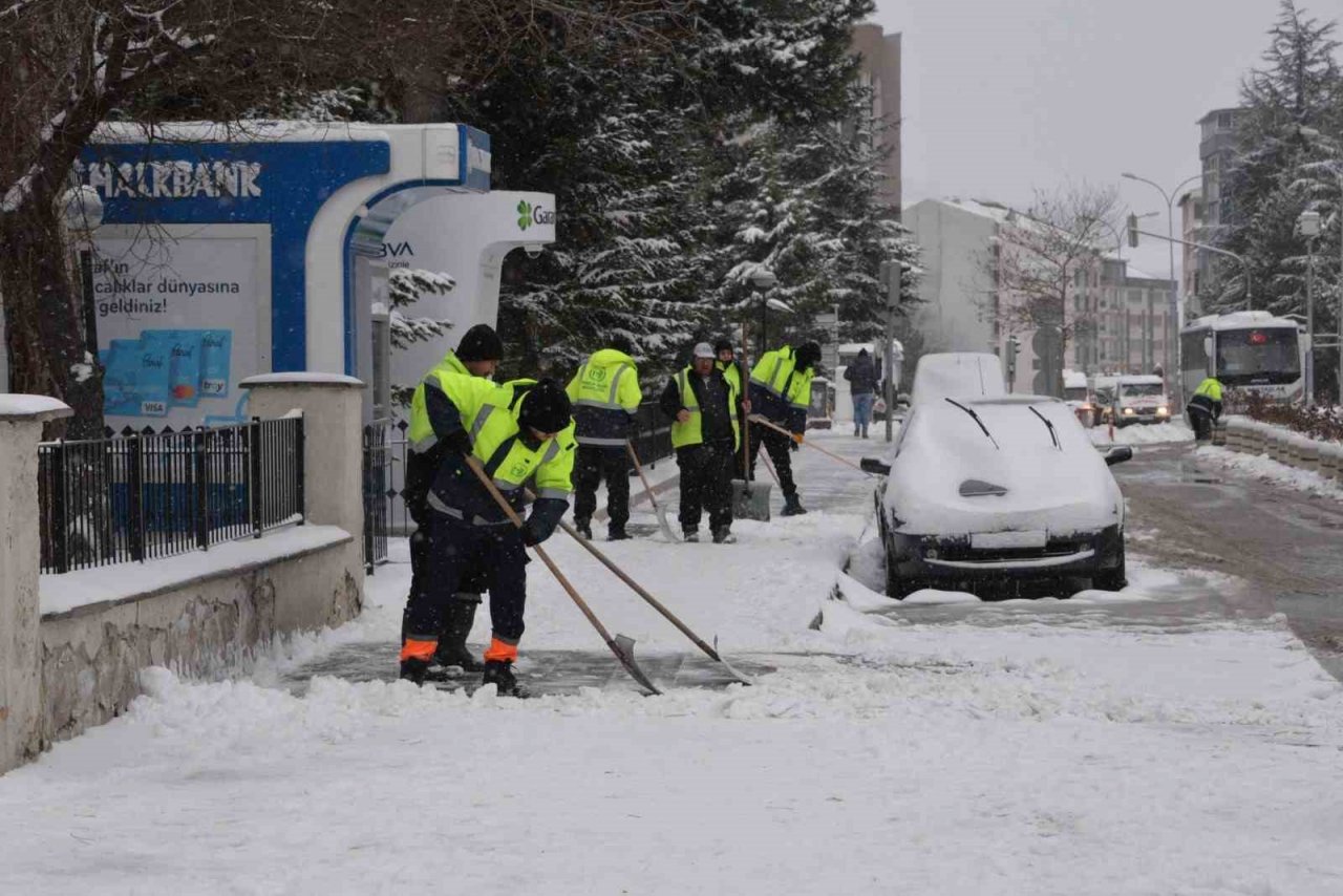 Bozüyük’te kar temizleme çalışmaları devam ediyor