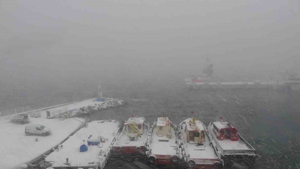 Yoğun kar yağışı nedeniyle Çanakkale-Kilitbahir seferleri durduruldu