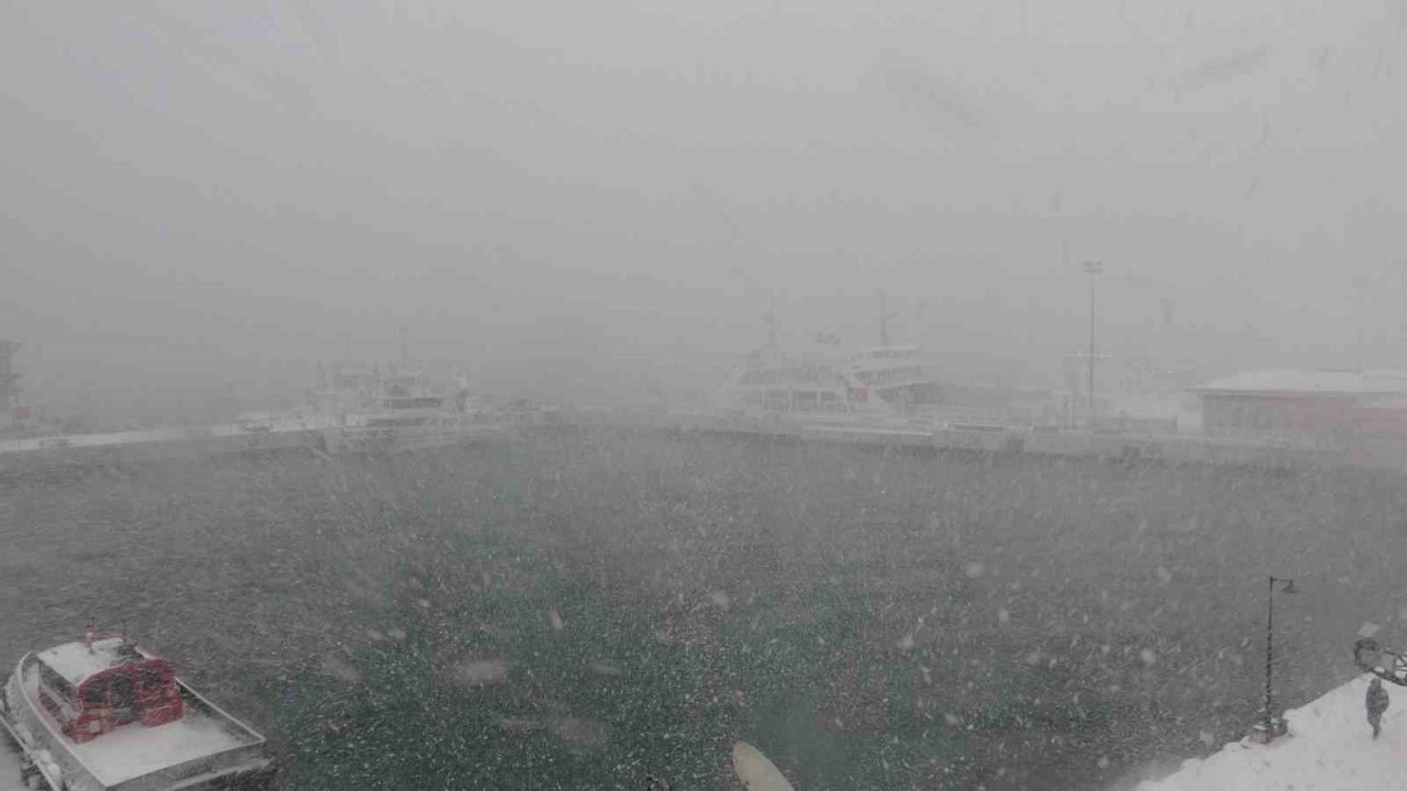 Yoğun kar yağışı nedeniyle Çanakkale-Kilitbahir seferleri durduruldu