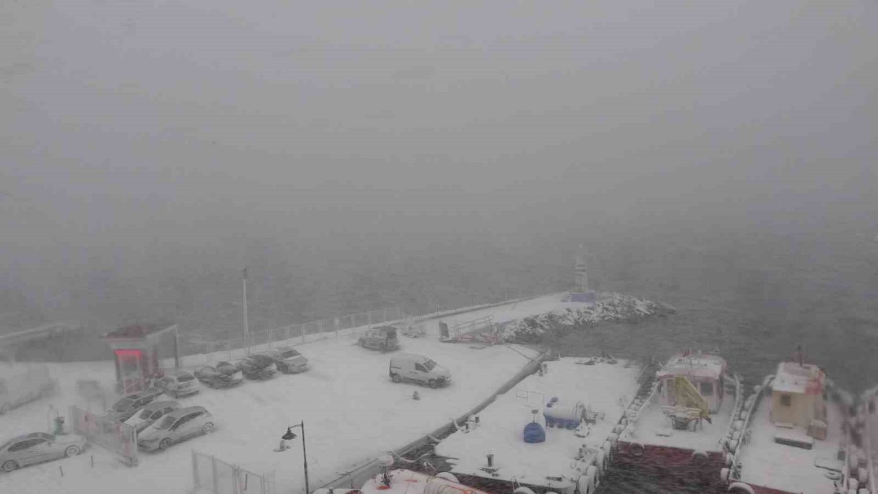 Yoğun kar yağışı nedeniyle Çanakkale-Kilitbahir seferleri durduruldu