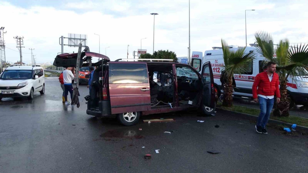 Depremzedelere yardıma giden itfaiye aracı, Manavgat’ta kaza yaptı: 1 ölü, 3 yaralı