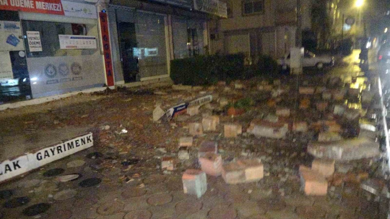 Kozan’da vatandaşlar pazar yeri ve kapalı spor salonunda toplandı