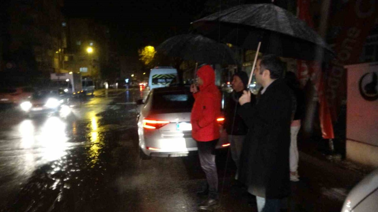 Kozan’da vatandaşlar pazar yeri ve kapalı spor salonunda toplandı