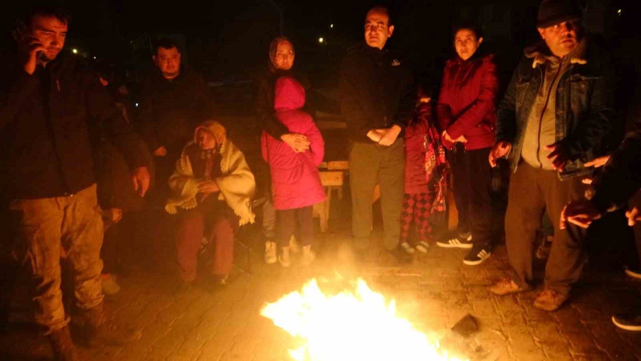 Kozan’da vatandaşlar pazar yeri ve kapalı spor salonunda toplandı
