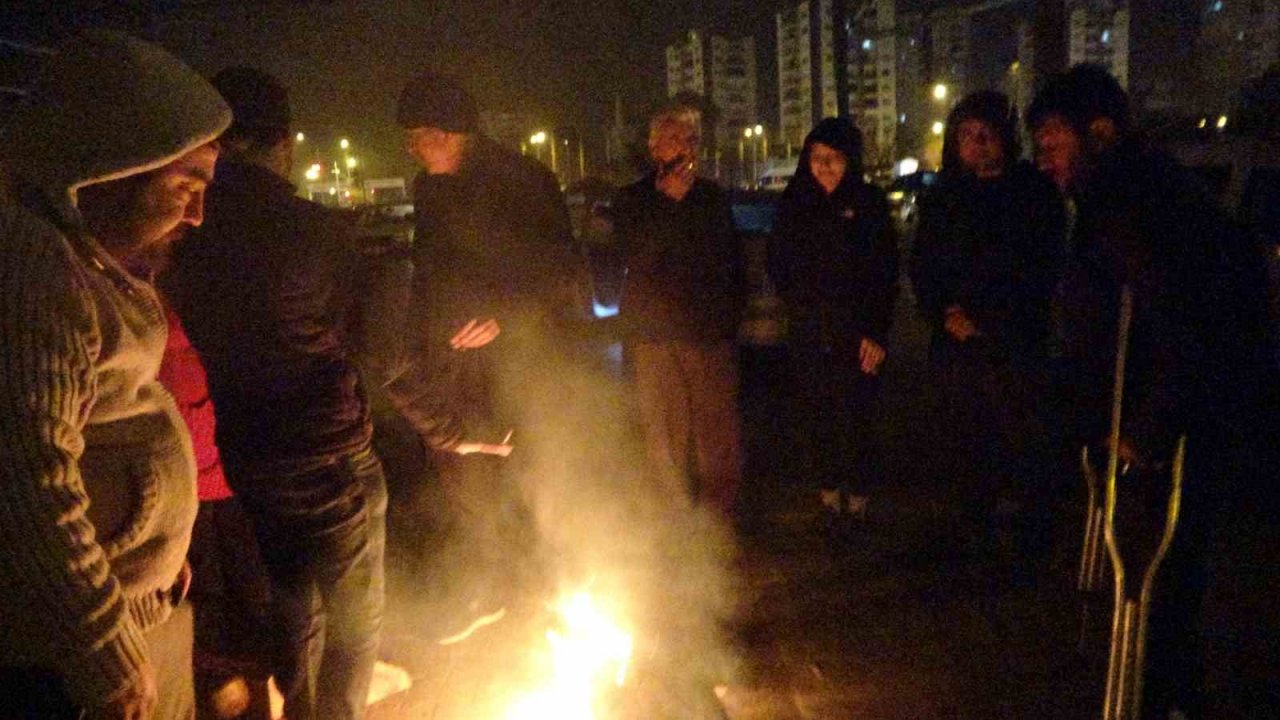 Kozan’da vatandaşlar pazar yeri ve kapalı spor salonunda toplandı