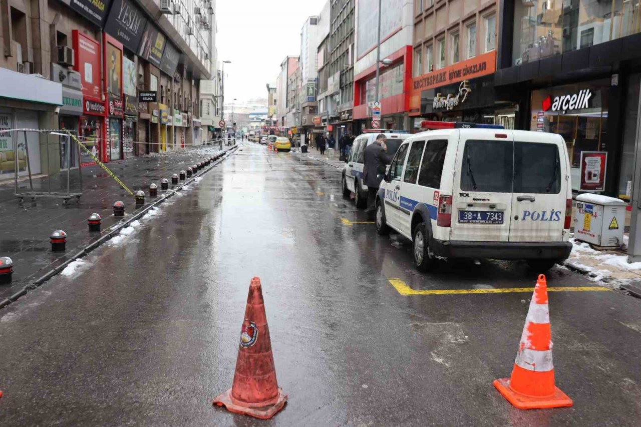 Kayseri’de depremin izleri gün ağarınca ortaya çıktı