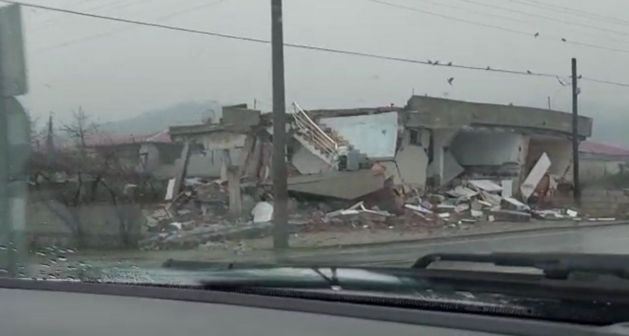 Canlarını hiçe sayıp depremde çöken markete girdiler,