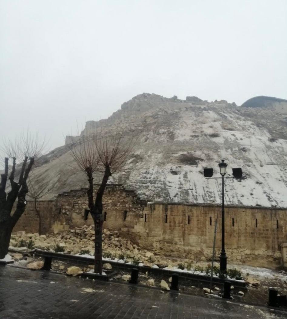 Enkaz altından ses gelince ekipler pür dikkat kesildi