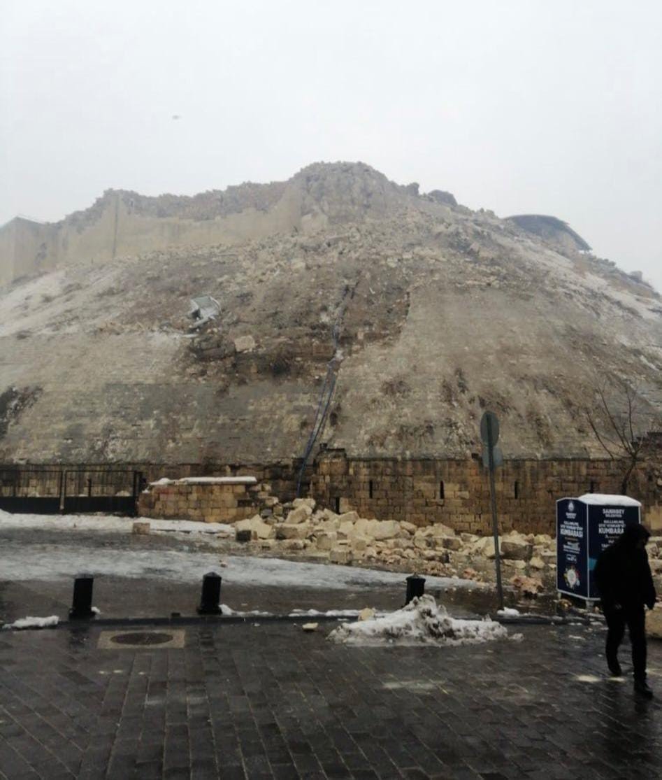 Enkaz altından ses gelince ekipler pür dikkat kesildi