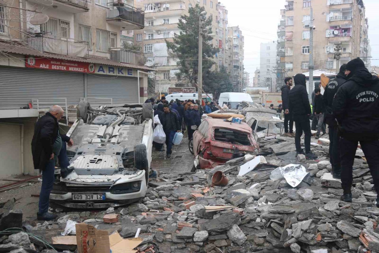 9 katlı binanın enkazında arama çalışmaları devam ediyor