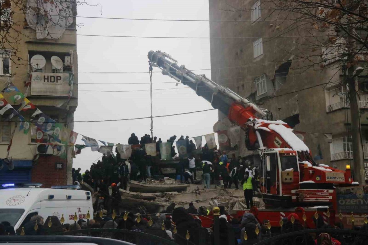 8 katlı binanın enkazından 1’i engelli 3 kişi kurtarıldı