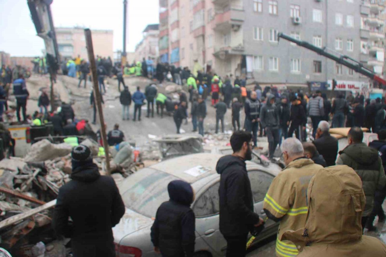 9 katlı binanın enkazında arama çalışmaları devam ediyor