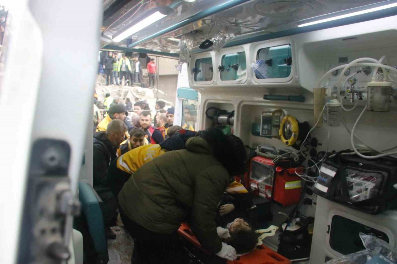 8 katlı binanın enkazından 1’i engelli 3 kişi kurtarıldı