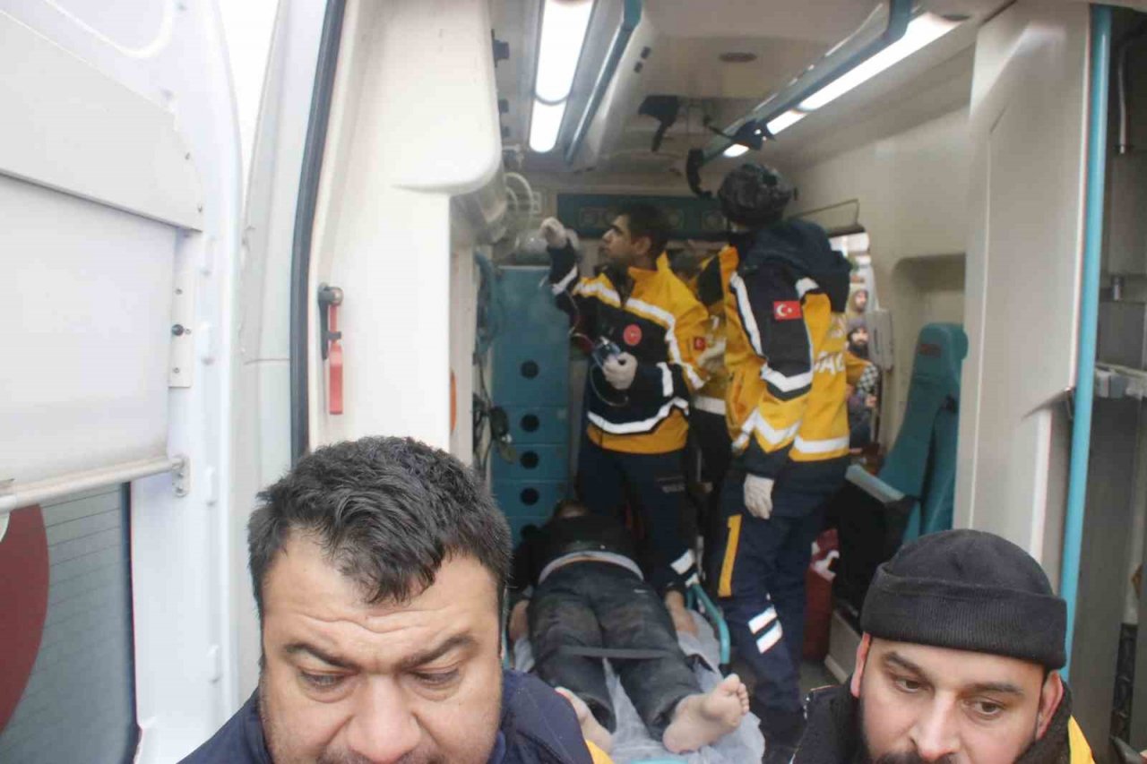 8 katlı binanın enkazından 1’i engelli 3 kişi kurtarıldı