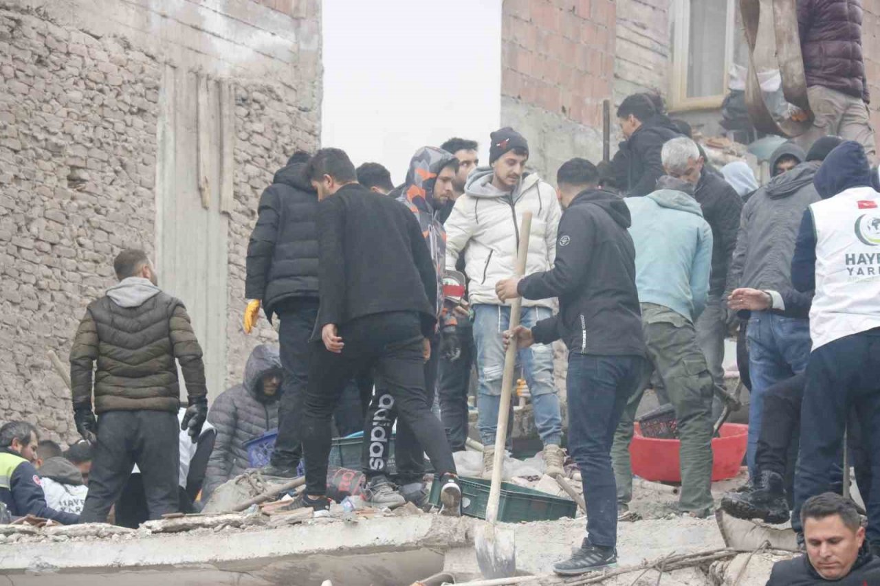 8 katlı binanın enkazından 1’i engelli 3 kişi kurtarıldı
