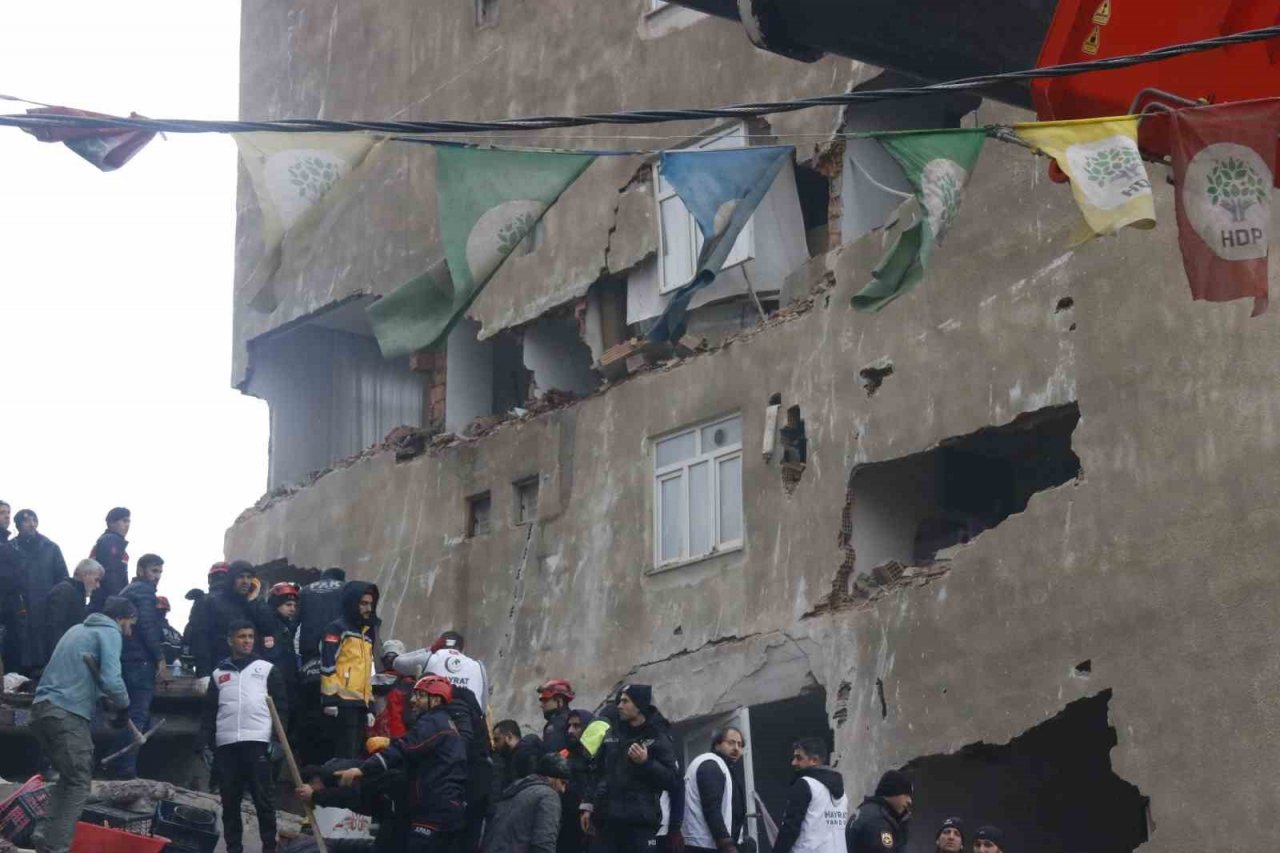 8 katlı binanın enkazından 1’i engelli 3 kişi kurtarıldı