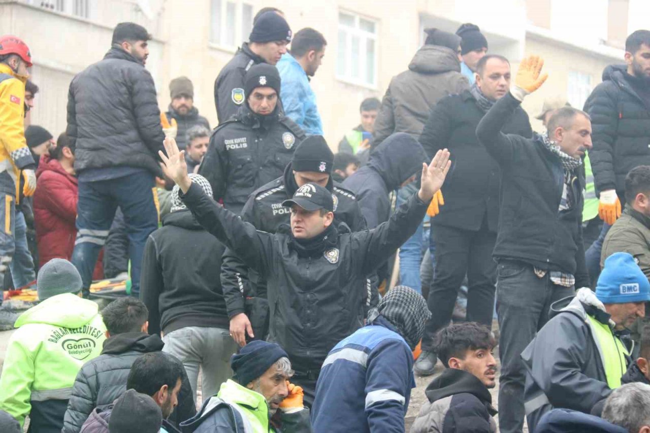 9 katlı binanın enkazında arama çalışmaları devam ediyor