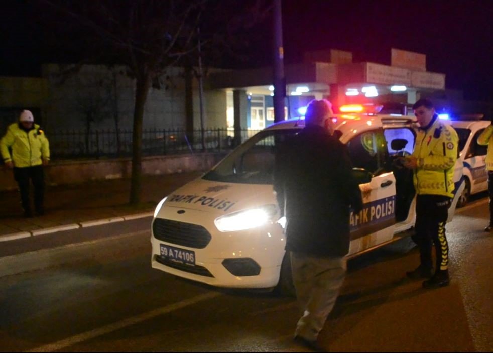 Ayakta duramayan alkollü sürücüden ilginç sözler: "Bu bana mı özel, durun az birini arayacağım"