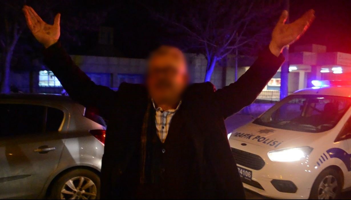 Ayakta duramayan alkollü sürücüden ilginç sözler: "Bu bana mı özel, durun az birini arayacağım"