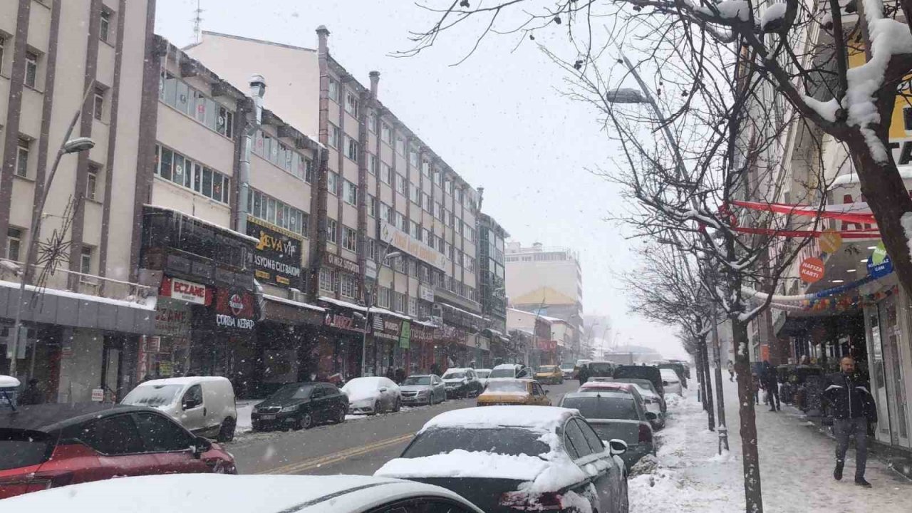 Erzurum’da yoğun kar yağışı etkili oluyor