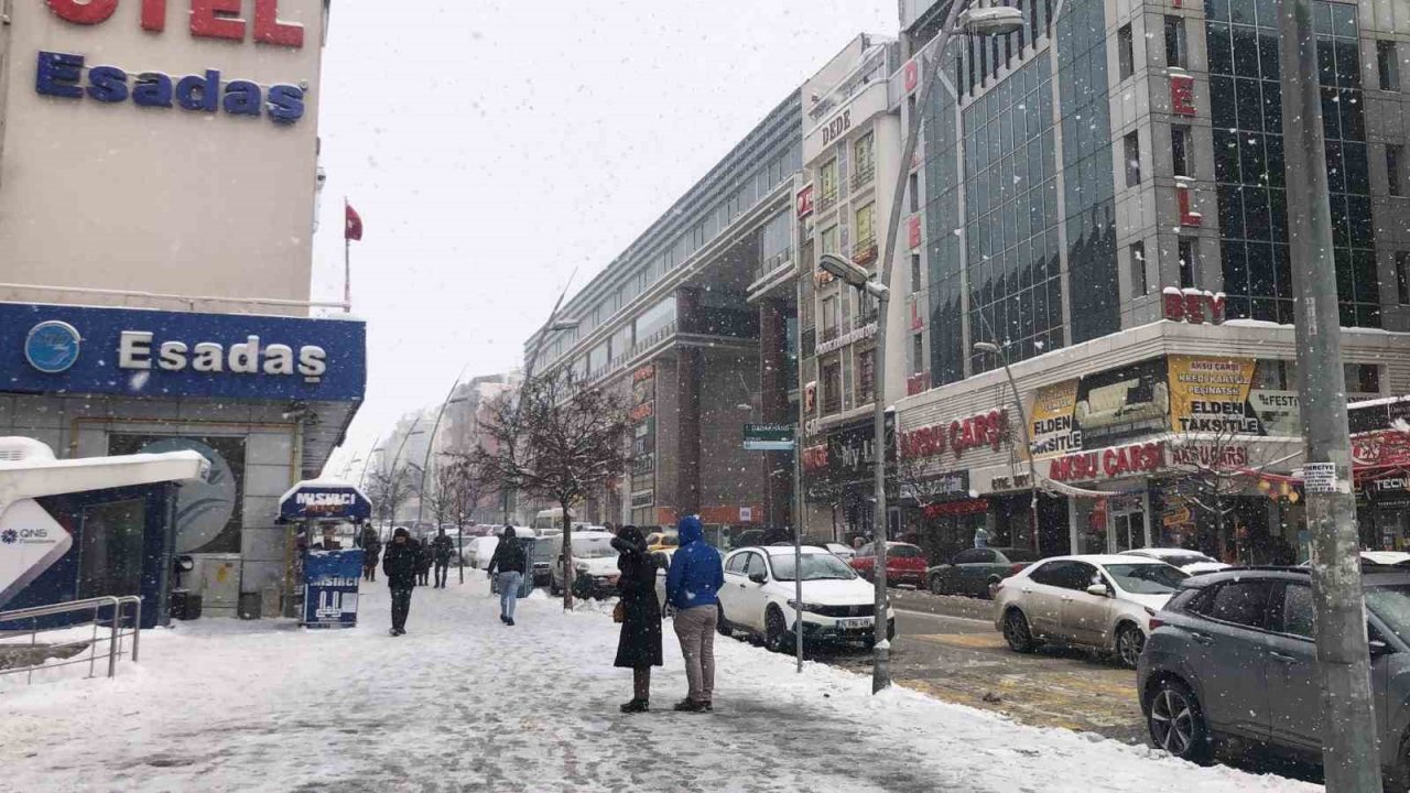 Erzurum’da yoğun kar yağışı etkili oluyor