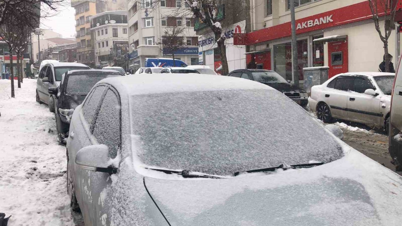 Erzurum’da yoğun kar yağışı etkili oluyor