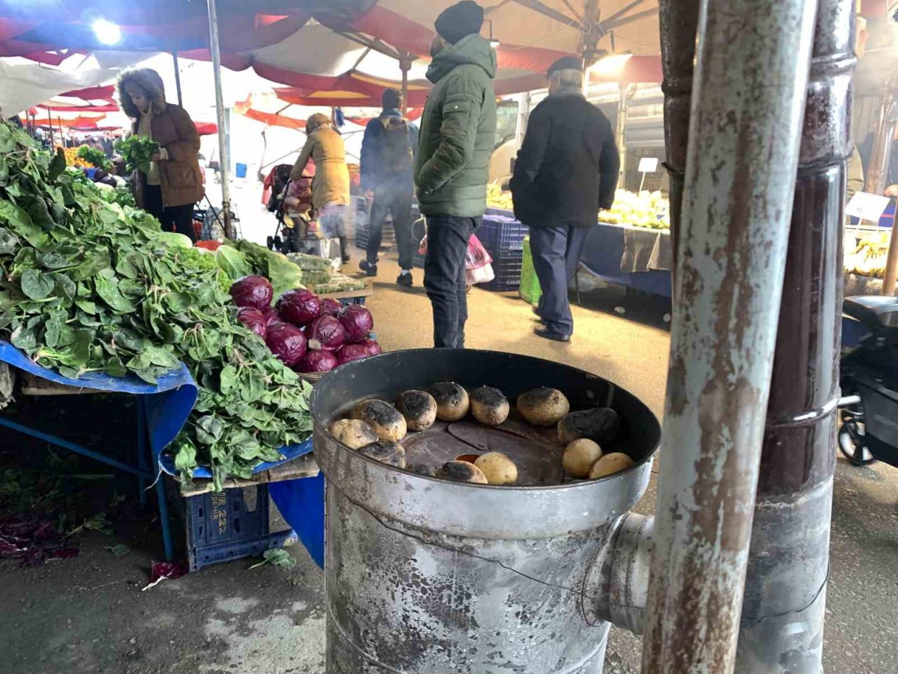 Pazar esnafının soğuk havayla mücadelesi sürüyor
