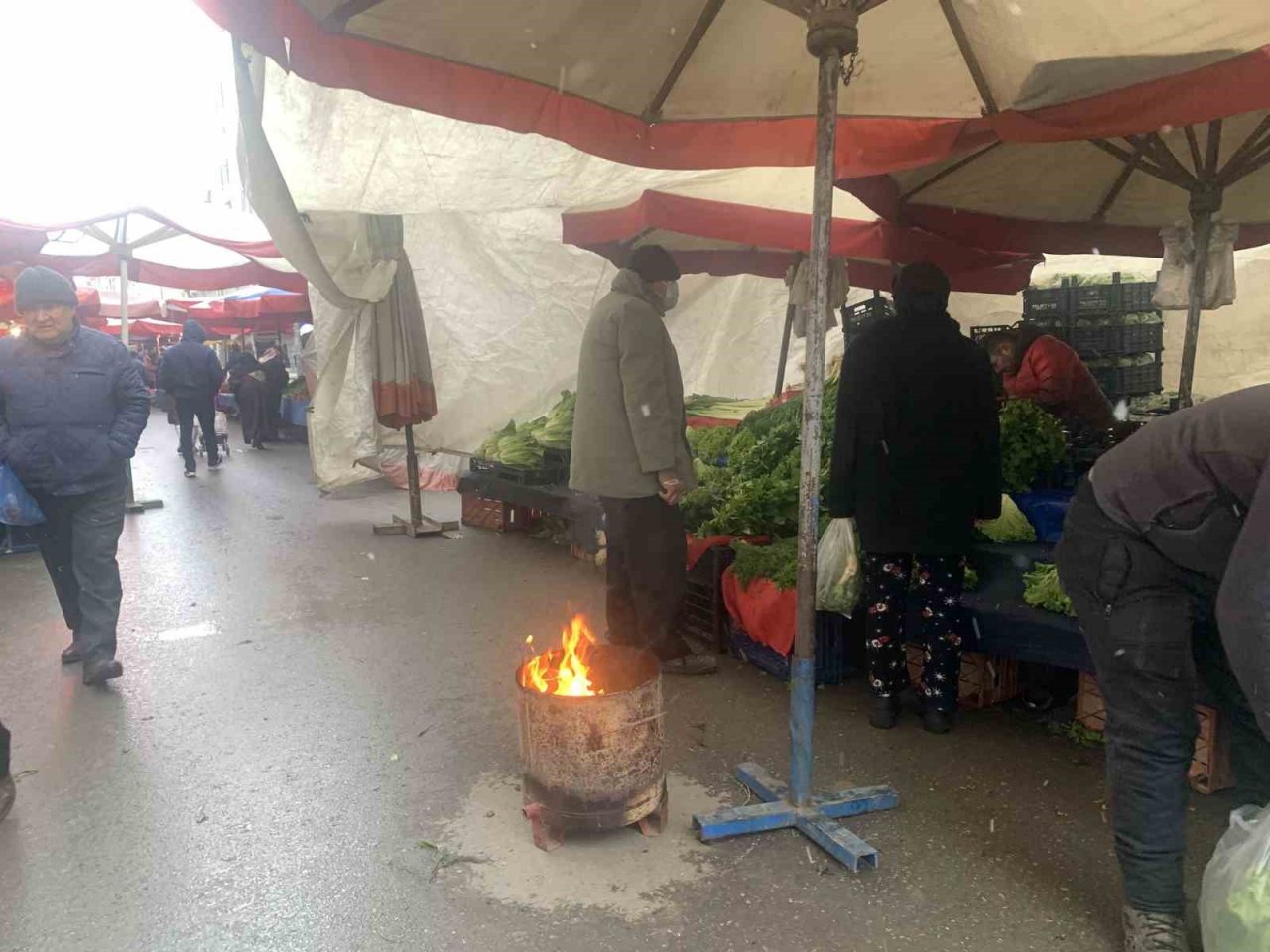 Pazar esnafının soğuk havayla mücadelesi sürüyor