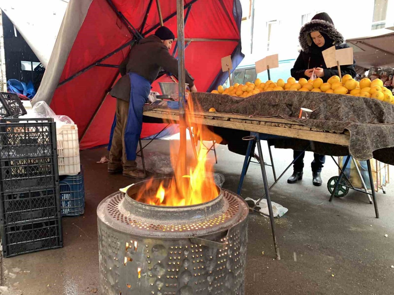 Pazar esnafının soğuk havayla mücadelesi sürüyor