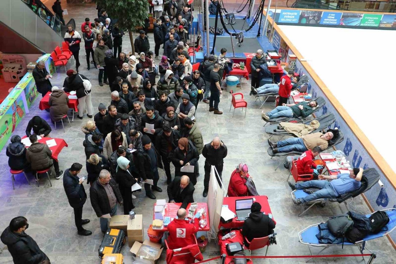 Eyüpsultan deprem bölgesindeki vatandaşlar için tek yürek oldu