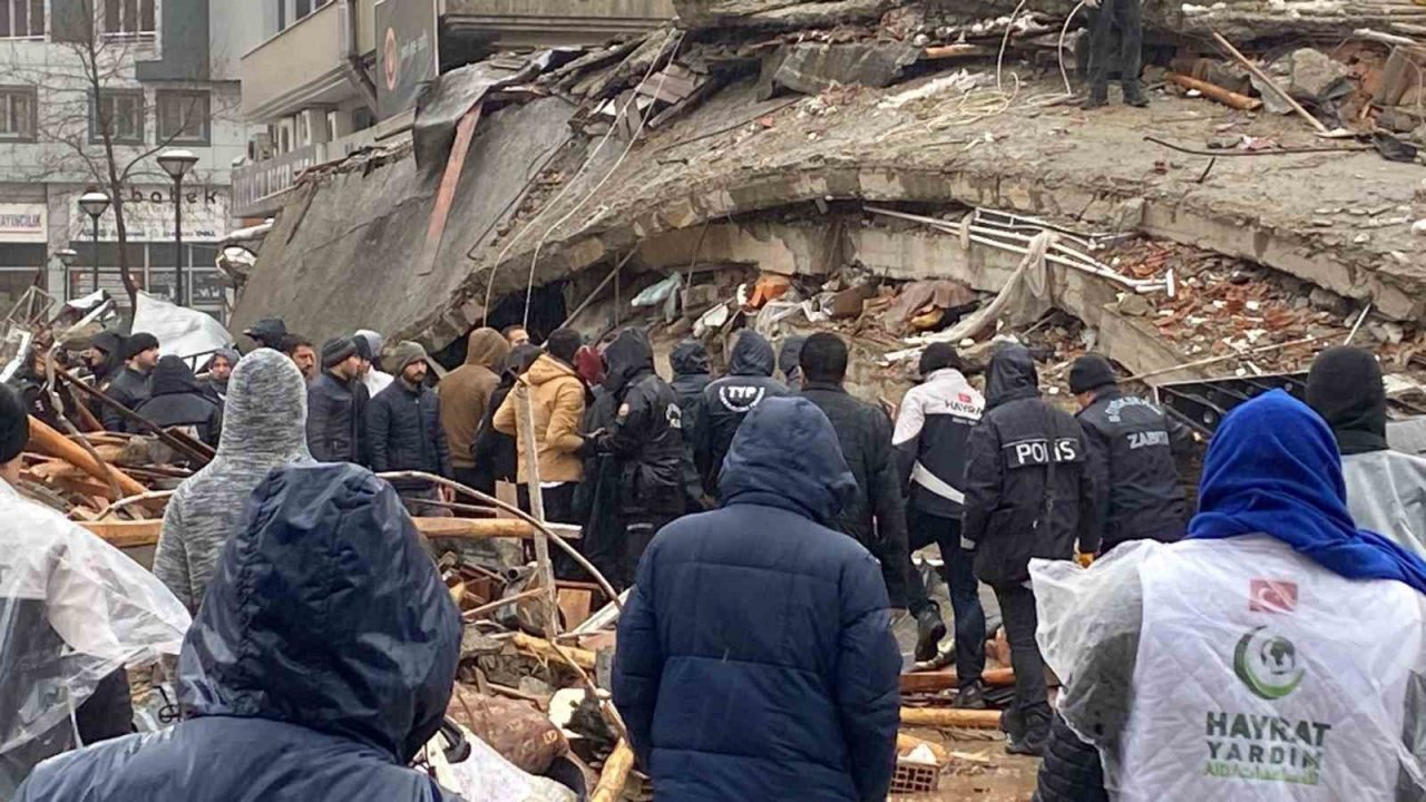 Enkaz altından ses gelince ekipler pür dikkat kesildi