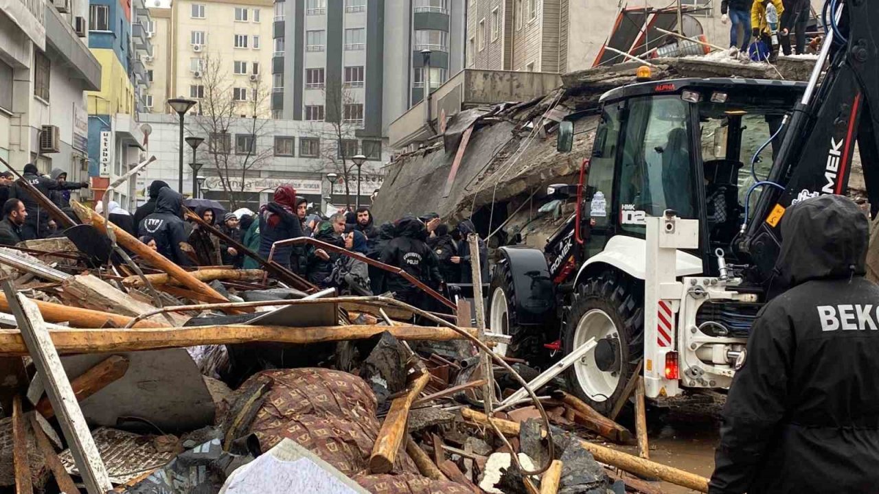 Enkaz altından ses gelince ekipler pür dikkat kesildi