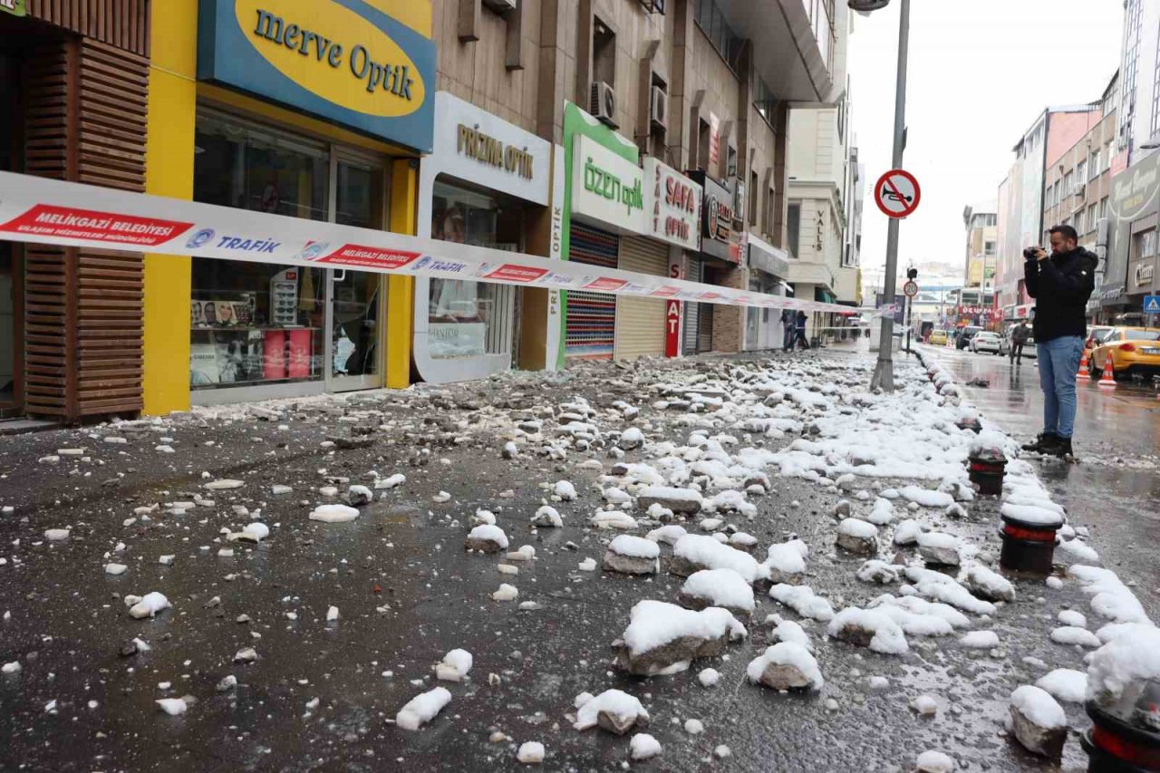 Kayseri’de depremin izleri gün ağarınca ortaya çıktı