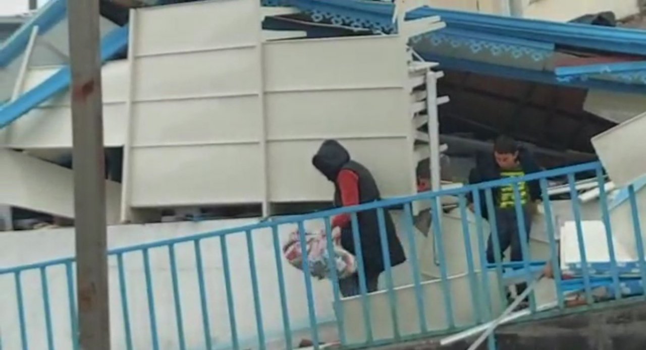 Canlarını hiçe sayıp depremde çöken markete girdiler,