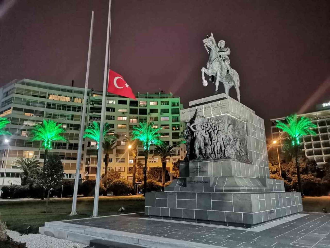 İzmir’de bayraklar yarıya indirildi