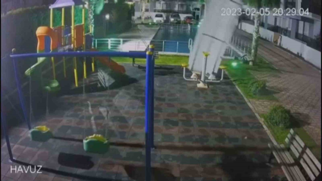 İzmir’deki ağaç devrilmeleri ve çatı uçmaları kamerada